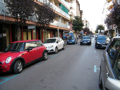 15 minuts d’aparcament gratuïts a la zona blava.