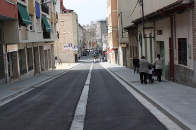 Obres d'urbanització al carrer de Sant Joan, a la Plana Lledó.