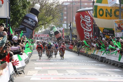 Mollet surt al carrer per donar la benvinguda a la Volta Ciclista.