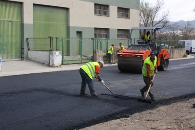 Campanya d'asfaltat als carrers de la ciutat.