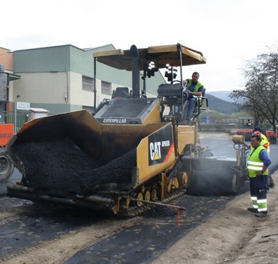 Operaris asfaltant un carrer