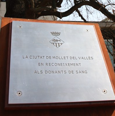 L'Associació de Donants de Sang del Vallès Oriental amb l'alcalde i la regidora de Salut, davant la placa