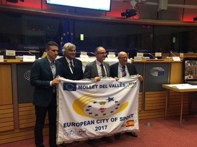 L'alcalde Josep Monràs rep a Brussel·les la bandera que reconeix oficialment Mollet com a Ciutat Europea de l'Esport 2017.