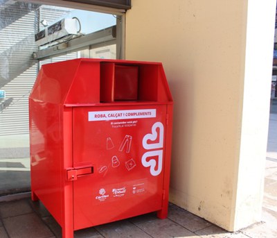 Mollet, primera ciutat catalana en acollir contenidors de  Càritas .