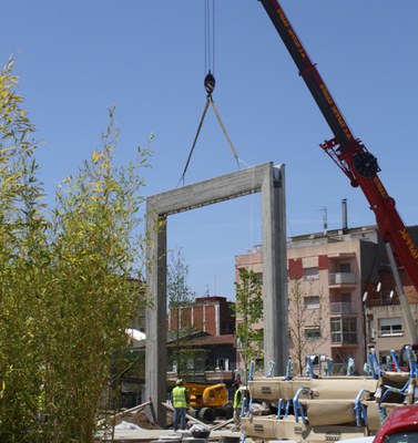 Col·locat l'arc d'aigua i llum al parc de les Pruneres.