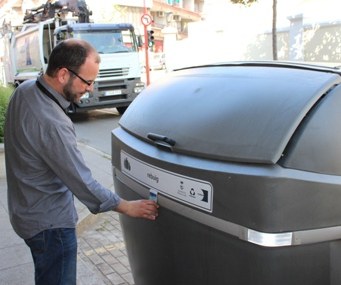 Mollet instal.la xips als contenidors  .
