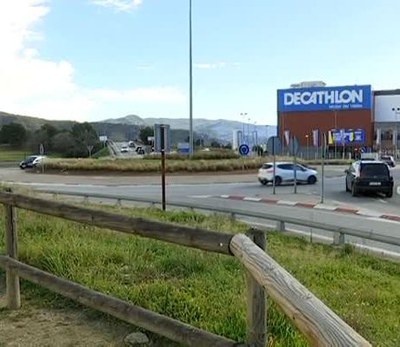 Reunió entorn a la parcel·la adjudicada a Decathlon .