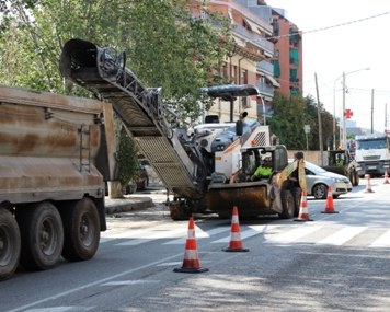 Comença el reasfaltatge d'un tram de l'avinguda Burgos de Mollet.