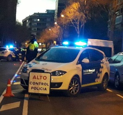 La Policia Municipal posa en marxa la campanya de control de distraccions al volant .