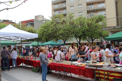 Els llibres i les roses prenen els carrers de Mollet per Sant Jordi .