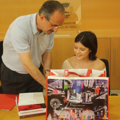 Els estudiants amb l'alcalde i la regidora