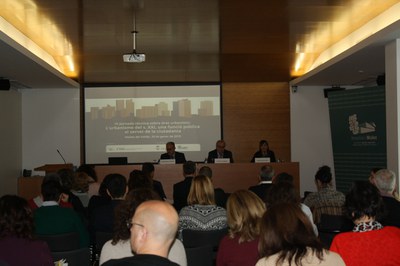 Mollet debat entorn l’urbanisme des de la perspectiva de gènere i el dret a l’habitatge .
