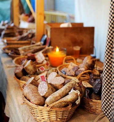 El carrer de Portugal ple persones que visiten la Fira