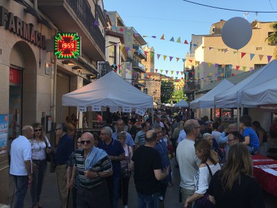 La concentració en un sol cap de setmana de Mollet és Fira fa bullir la ciutat d’activitat comercial .
