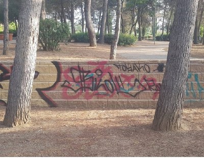 La Policia Municipal de Mollet del Vallès identifica dues persones fent pintades i consumint alcohol al carrer.