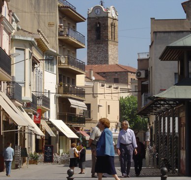 C. Gaietà Ventalló. Al fons, un cotxe mal estacionat