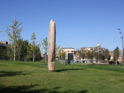 S’instal·la una rèplica del Menhir al parc de les Pruneres.