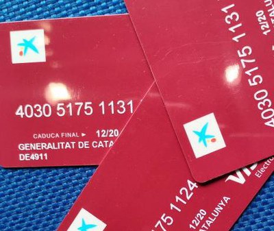 L’Ajuntament reparteix les targetes moneder per  garantir els àpats dels menors de les famílies que tenen atorgades beques menjador.
