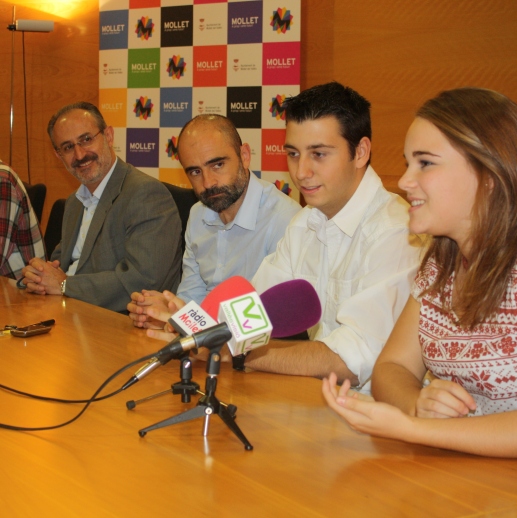 Els alumnes guardonats amb els professors, l'alcalde i el regidor