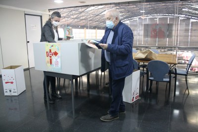 Se sortegen els 12 lots de regal d’entre les cartes als Reis de l’Orient dipositades a les bústies de comerços de Mollet.