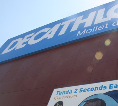 L'alcalde i la regidora de Comerç amb els responsables de Decathlon Mollet