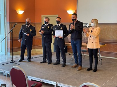 El cap i el sots cap de la Policia Municipal de Mollet distingits pels seus anys de dedicació com a comandaments policials.