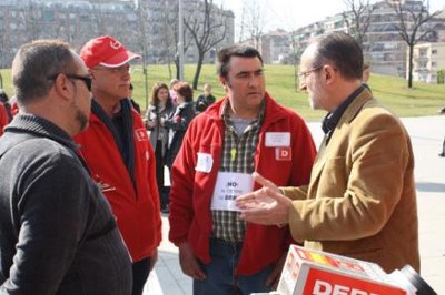 Els treballadors de Derbi fan una caminada-protesta fins a la plaça Major.
