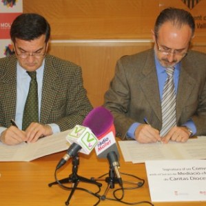 120312-Conveni-Ajuntament-i-SMH-Critas-.jpg