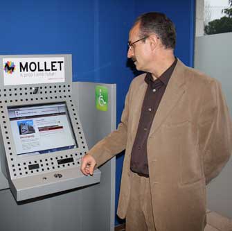 Quiosc per a tràmits electrònics situat al vestíbul de l'Hospital