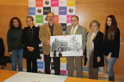 El fotògraf Josep M. Vizcarra dóna tres de les seves obres a l’Ajuntament.