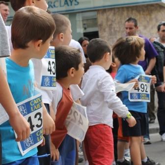 Els atletes a l'avinguda de la Llibertat