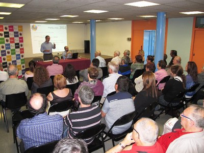 L'alcalde i els veïns de Lourdes, indignats pel poder del sector financer que provoca retallades de serveis públics.