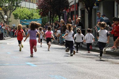 Èxit de participació a la Cursa Popular organitzada per l’Agrupació Escolar Anselm Clavé.