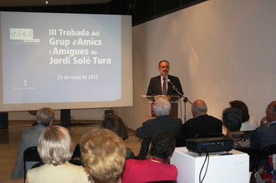 Josep Monràs i Teresa Eulàlia Calzada destapen la placa que rememora la casa on va néixer Jordi Solé Tura.