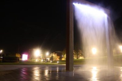 L’Ajuntament posa en marxa l’arc d’aigua i llum del parc de les Pruneres.