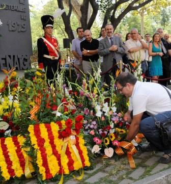Hissada de la bandera davant el monument.