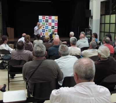 Els veïns de Can Pantiquet escolten l'alcalde