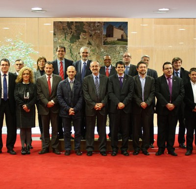 Foto de grup dels ajuntaments i organismes que han fet possible la Plataforma.