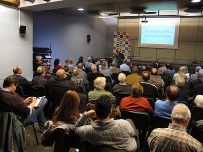 L’auditori de Can Borrell s’omple de veïns en una trobada oberta amb l’alcalde.