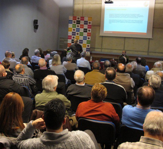 Assistents a la trobada oberta amb l'alcalde Josep Monràs