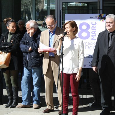 Lectura del manifest davant de l'Ajuntament de Mollet