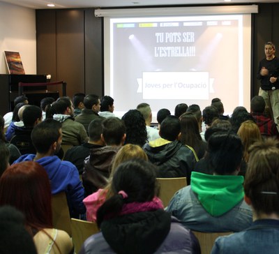 L'alcalde i el regidor de Formació donaven la benvinguda als joves participants