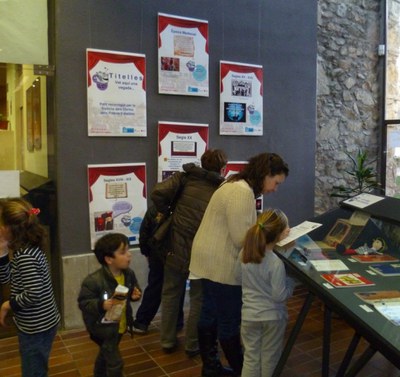 La Biblioteca acull dues exposicions sobre els titelles i l’espectacle 'Historietes'.