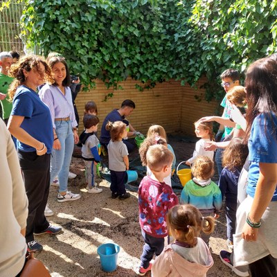Alumnes de Can Vila i l’EBM La Filadora plantant l'hort escolar