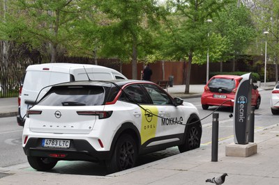Vehicle carregant-se en un punt de recàrrega.