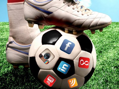 Pilota de futbol amb les icones de les xarxes socials dibuixades.