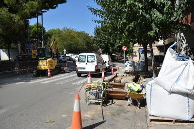 Treballs de reasfaltat del carrer Joan Maragall.
