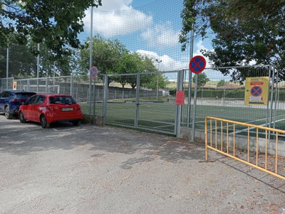 Accés al camp municipal, amb una senyalització de l'inici de les obres.