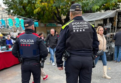 Una parella mixta d'agents de la Policia Municipal i els Mossos d'Esquadra.