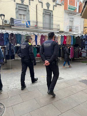 Parella mixta Policia Municipal-Mossos d'Esquadra, en una imatge d'arxiu.